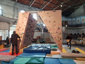 Un premier "cube" d'escalade a été inauguré samedi 26 janvier 2019, à l'ancienne coopérative de Nébian.