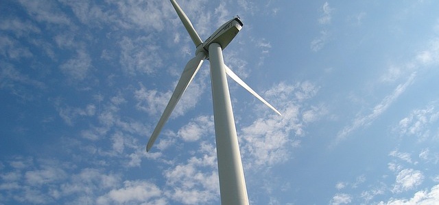 Eoliennes flottantes en Méditerranée. Lieux, impact écologique, fermes pilotes… Qu’en pensent les citoyens ?