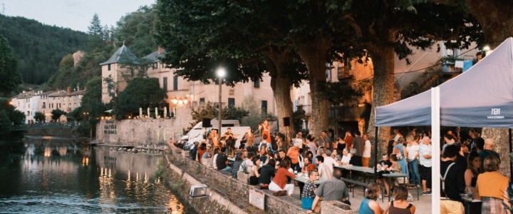 Vivre l’été – le vin, la nature, Poplitê et la pleine lune au Marché de Lunas