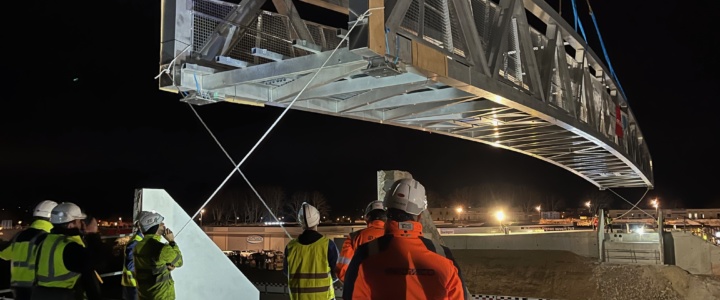 Gignac. La pose de la passerelle piétonne sur l’autoroute A750 en images