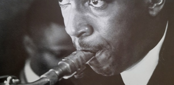 « Quand le jazz est, quand le jazz est là » – Les cent ans de Coltrane (1re partie) « Quand le jazz est, quand le jazz est là » – Les cent ans de Coltrane (1re partie)